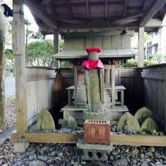 山門をくぐると、すぐお地蔵様に対面する。(投稿日:2020年10月20日) 写真