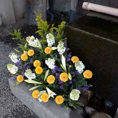 境内と呼ぶ程の面積ないが手水には生花が添えられいて神域らしさを醸し出していた(投稿日:2024年11月18日) 写真