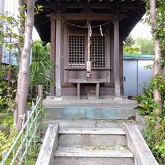 マンションの狭間にある小さな境内、下に石碑がなければまず誰も気付かないだろう(投稿日:2024年5月2日) 写真