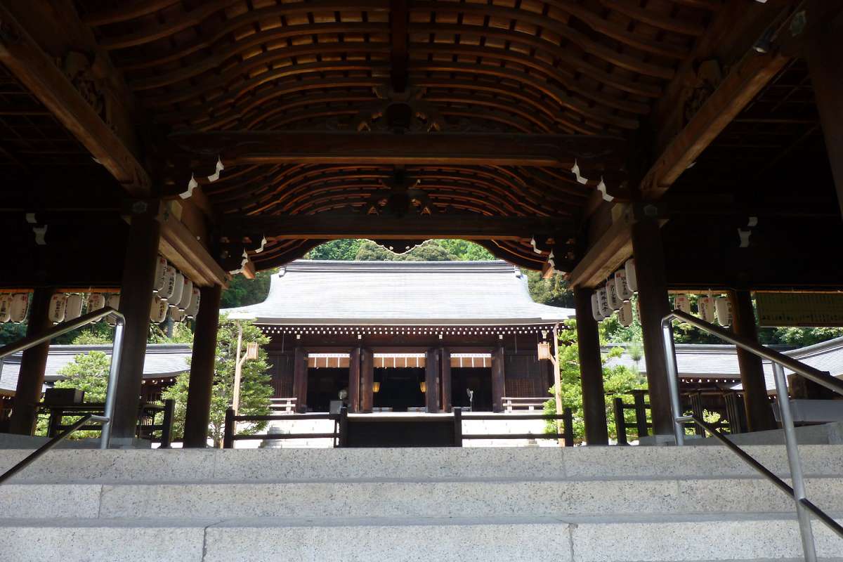 外拝殿から見る内拝殿｜⛩近江神宮｜滋賀県大津市 八百万の神