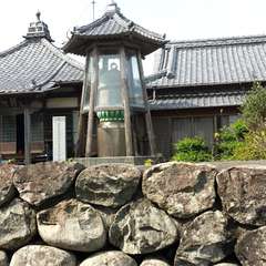 丸い石積の塀、平成の黄金の鈴堂、ご本尊弘法大師を祀る本堂。(投稿日:2015年5月12日) 写真