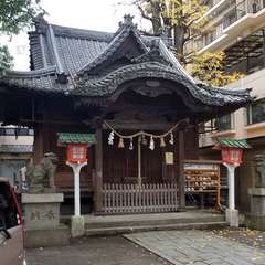商店街の中に鎮座しています。鳩が沢山よって来ています。(投稿日:2019年4月10日) 写真